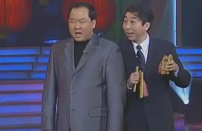 2000年的春晚上,郭冬临和冯巩表演了一段儿相声《旧歌新曲》,郭冬临就