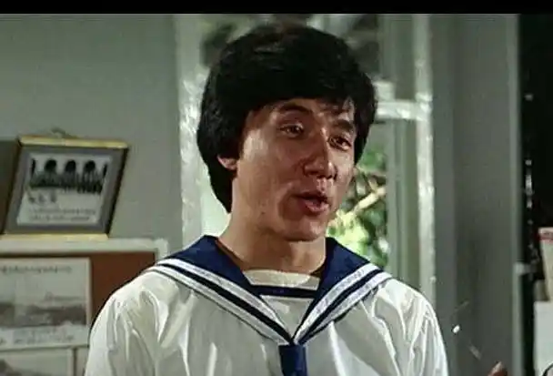 2013年,成龙携父亲骨灰回安徽老家:在大哥家停留十几分钟后回港_中国