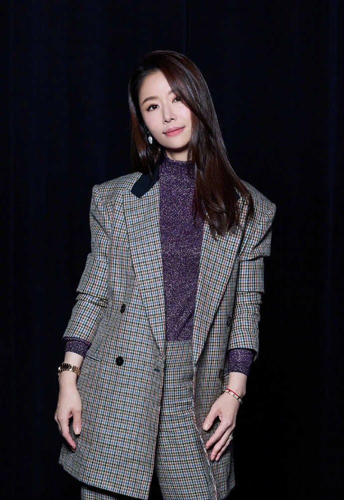 网曝45岁林心如近照少女感十足引发热议减龄装扮丝毫不显年龄