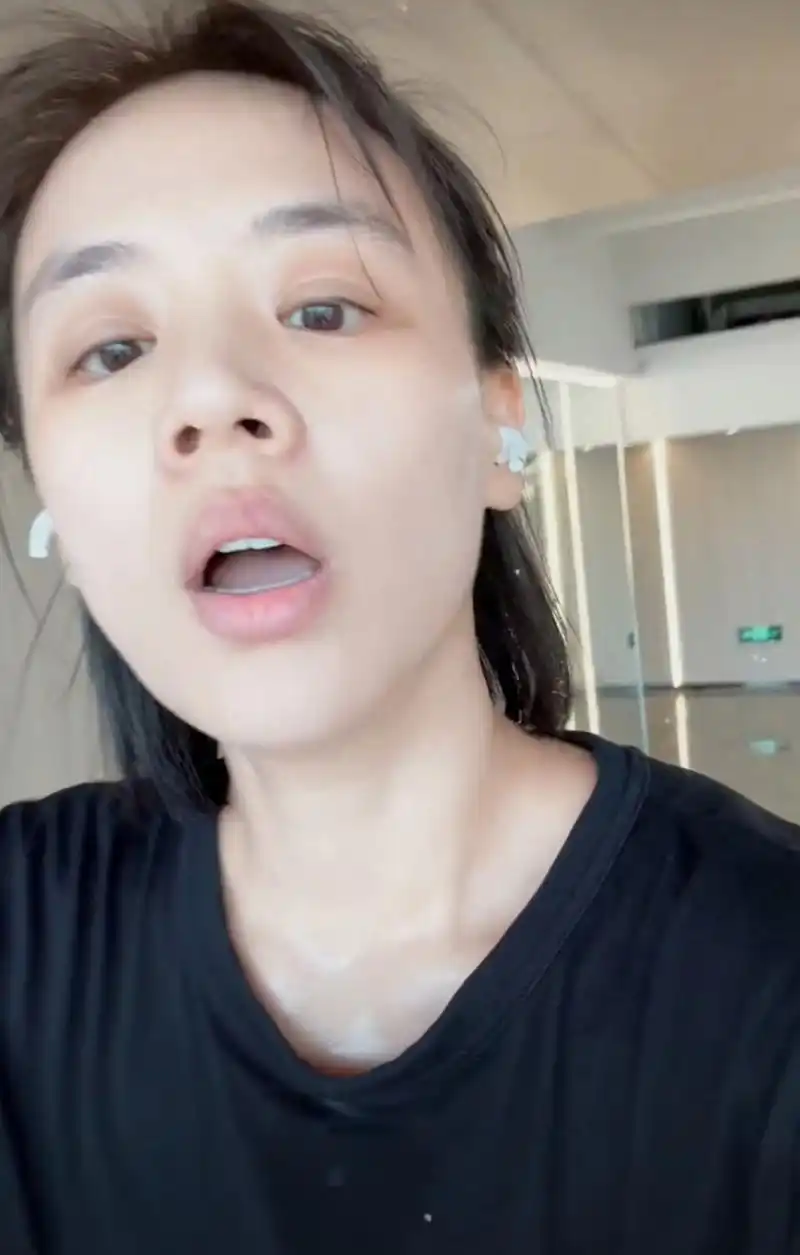 马思纯分享素颜健身自拍,已经顾不上表情管理了,运动非常消耗体力,她