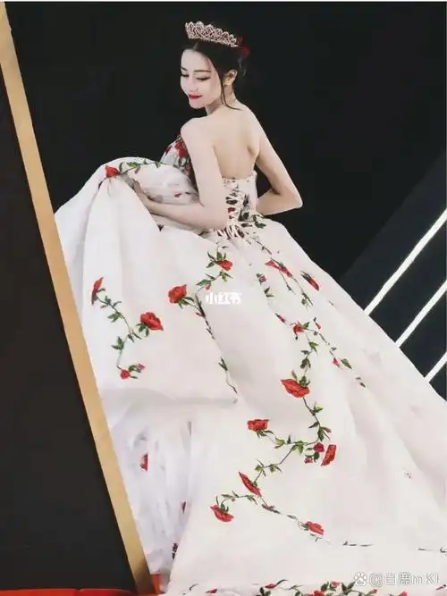 迪丽热巴穿玫瑰婚纱时