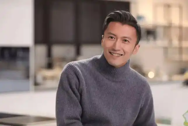 李若彤试炼谢霆锋,55岁瘦出一双筷子腿,发际线后移令人担心_健身_女神