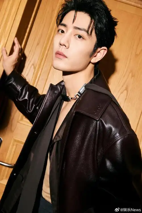 肖战低胸内搭皮衣造型