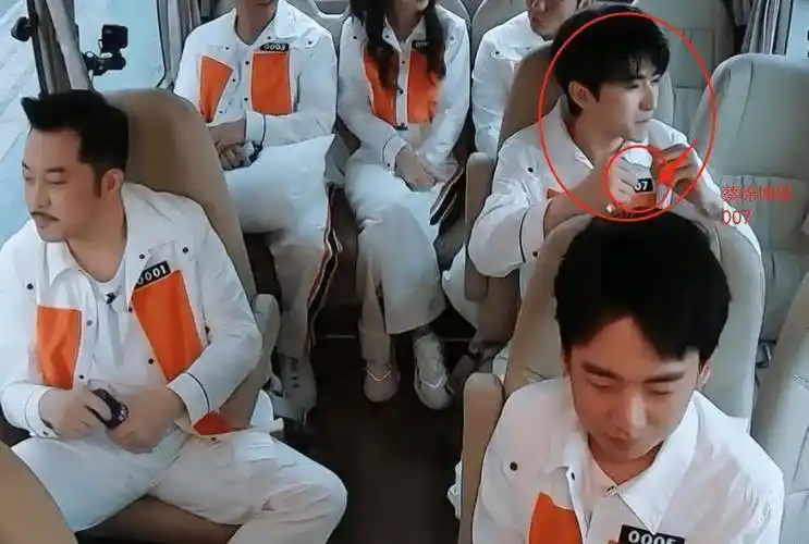蔡徐坤看到杨颖把自己的号码牌摘下来,于是就直接跟她交换,把编码0007