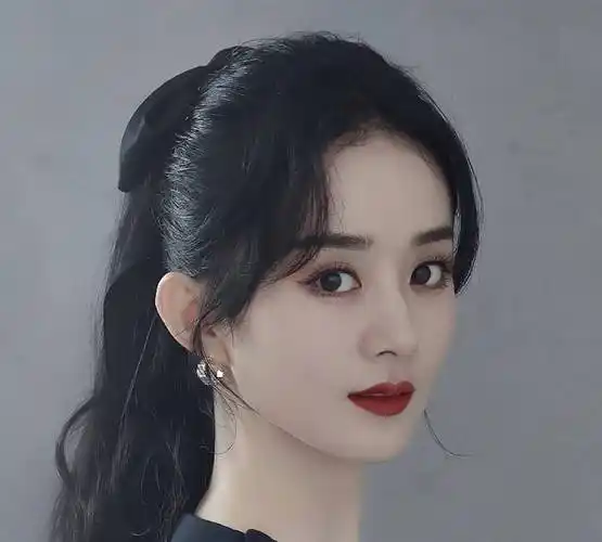 原创赵丽颖杀青黑伞卷发霸气搭档刘诗诗开公司