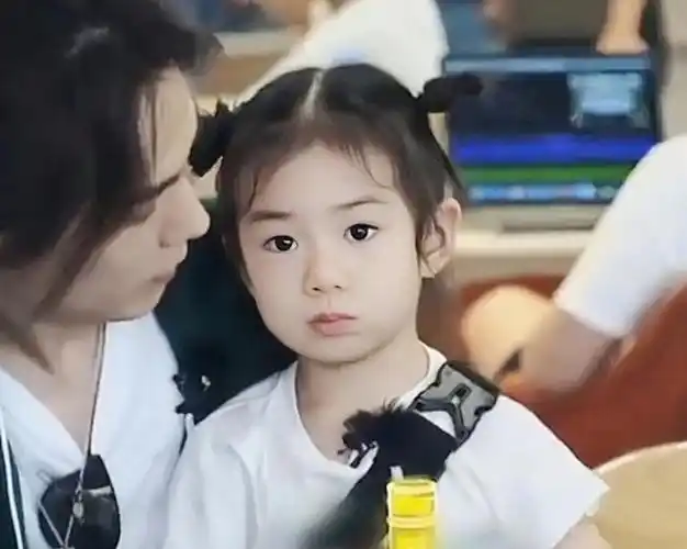 都说女儿像爸爸lucky却有自己的想法五官跟戚薇长得一模一样