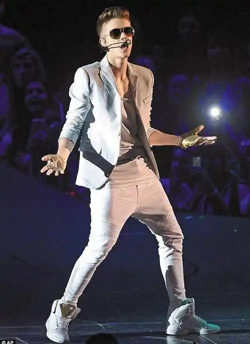 贾斯丁比伯为什么叫丁日贾斯丁比伯真实身高多少