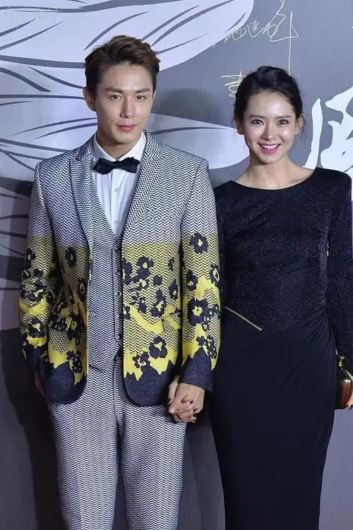 李承铉戚薇一家三口出席钢琴比赛,女儿lucky的才华让人惊叹