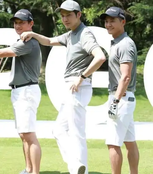 三位70后中年男星同框,同穿t恤衫差距大,吴奇隆年轻钟汉良帅气