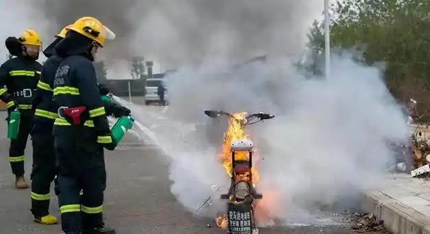 电瓶车充电乱象罚款5万,网友吵翻评论区|电池|改装|电动车|充电桩