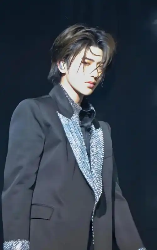 长相"精致小巧",实则"鹤立鸡群",这几位长腿男星藏得太深了