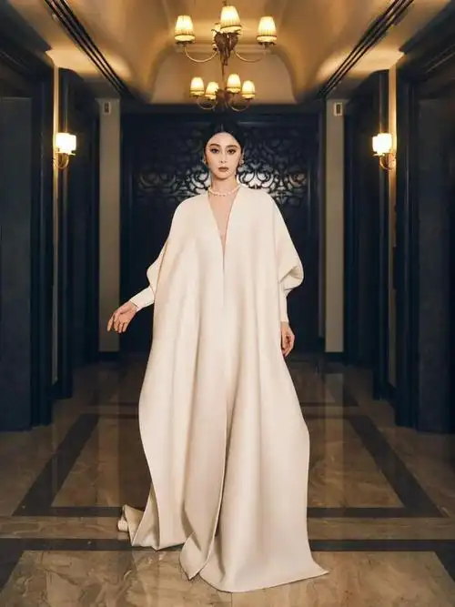 讲到范冰冰,我们总是用红毯女王来形容她,因为内娱真的再难找出能够和