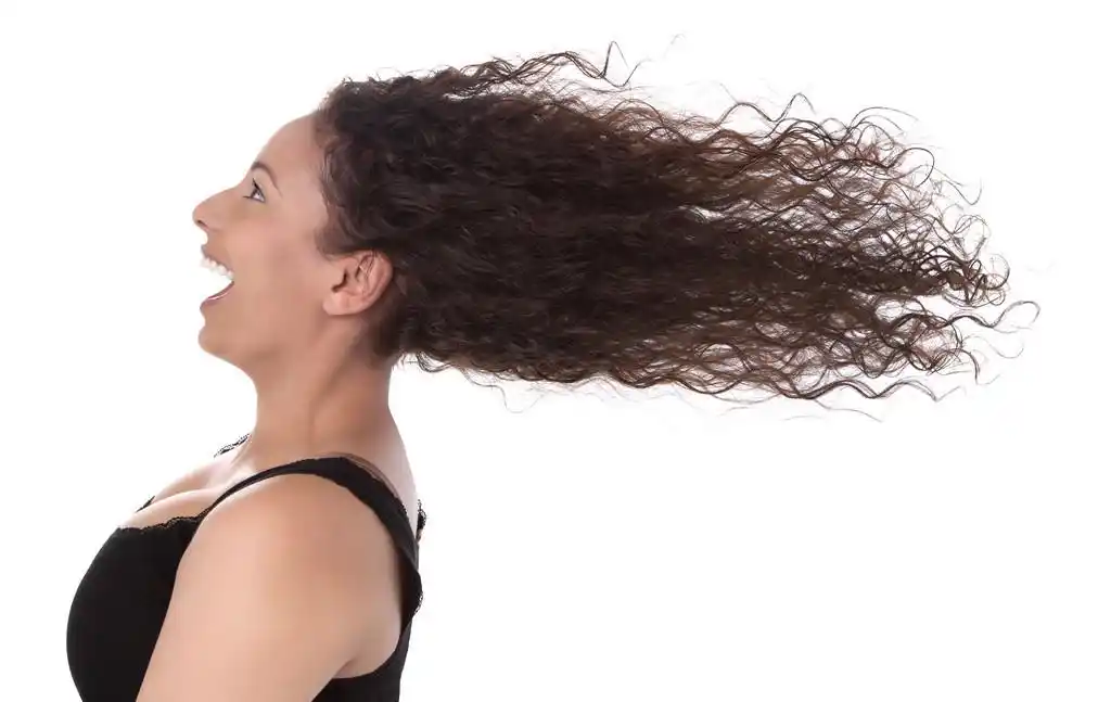 风: 笑着女人的头发飘在风中孤立的白色衬底上的配置文件