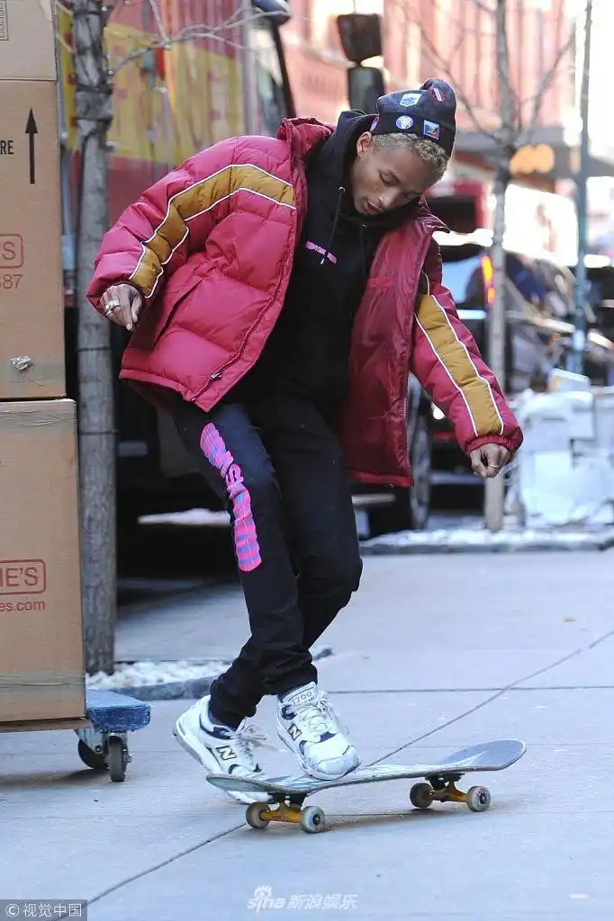 美国纽约,男星贾登·史密斯(jaden smith)现身街头