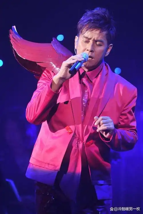 谭咏麟是香港著名的男歌手,音乐人和演员,也是华语乐坛的重要代表人物