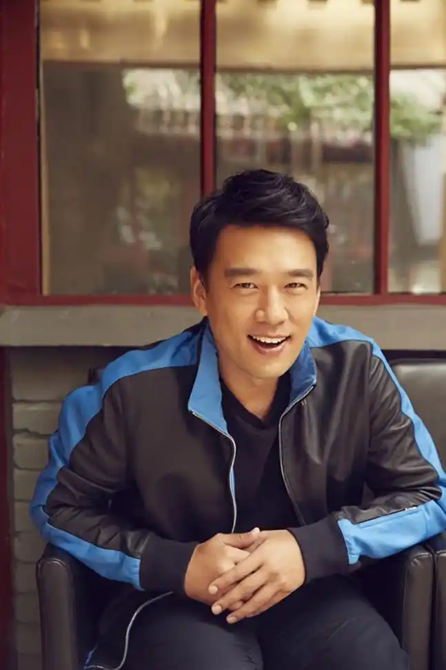 王耀庆随性写真曝光 街边骑车尽显休闲日常