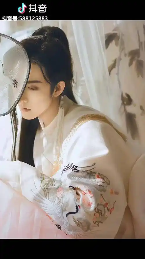 盖娅传说这套米色 粉色渐变,桃花松鹤刺绣,真的是男装哦,显得特别粉嫩