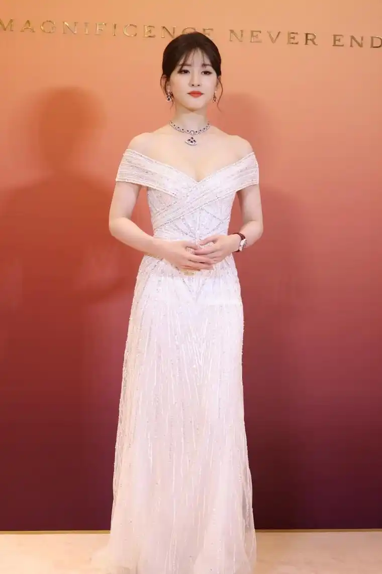 赵露思露腰了,令人羡慕的小蛮腰马甲线,网友:这是什么神仙身材