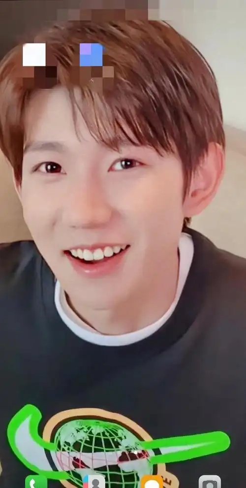 王源被工作室逼着营业,故意不让粉丝看他的脸,这届爱豆太难带