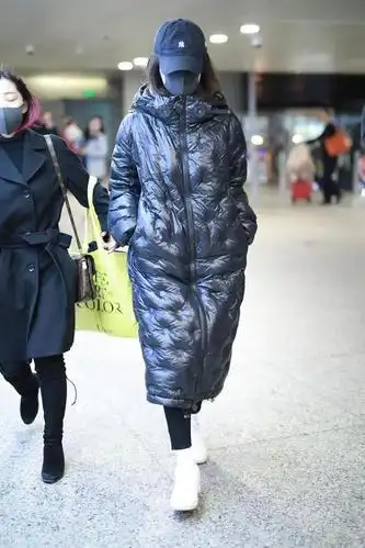 霍思燕私底下还挺低调,羽绒服配棒球帽跟一般人没两样,太接地气