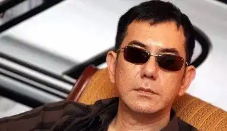 而其他一些黑社会大哥之中 黄秋生的大飞哥气质 太过变态