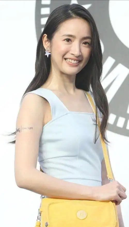 林依晨哪像37岁啊穿连体裤优雅大方这状态怼脸拍也不怕