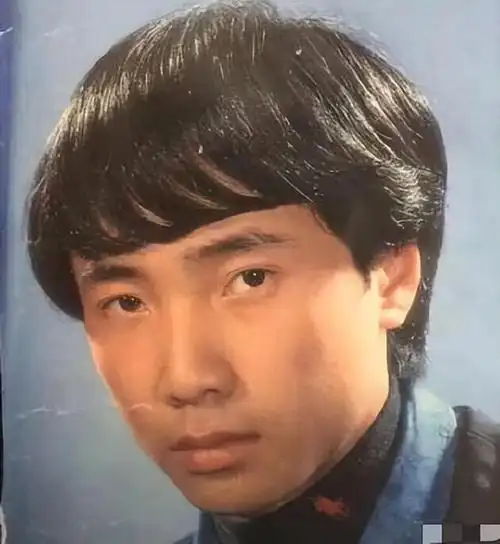 徐峥从大学时期开始就开始出现脱发的情况.