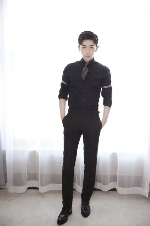 邓伦身材真绝普通的白t恤居然穿出型男味可头上的夹子却亮了