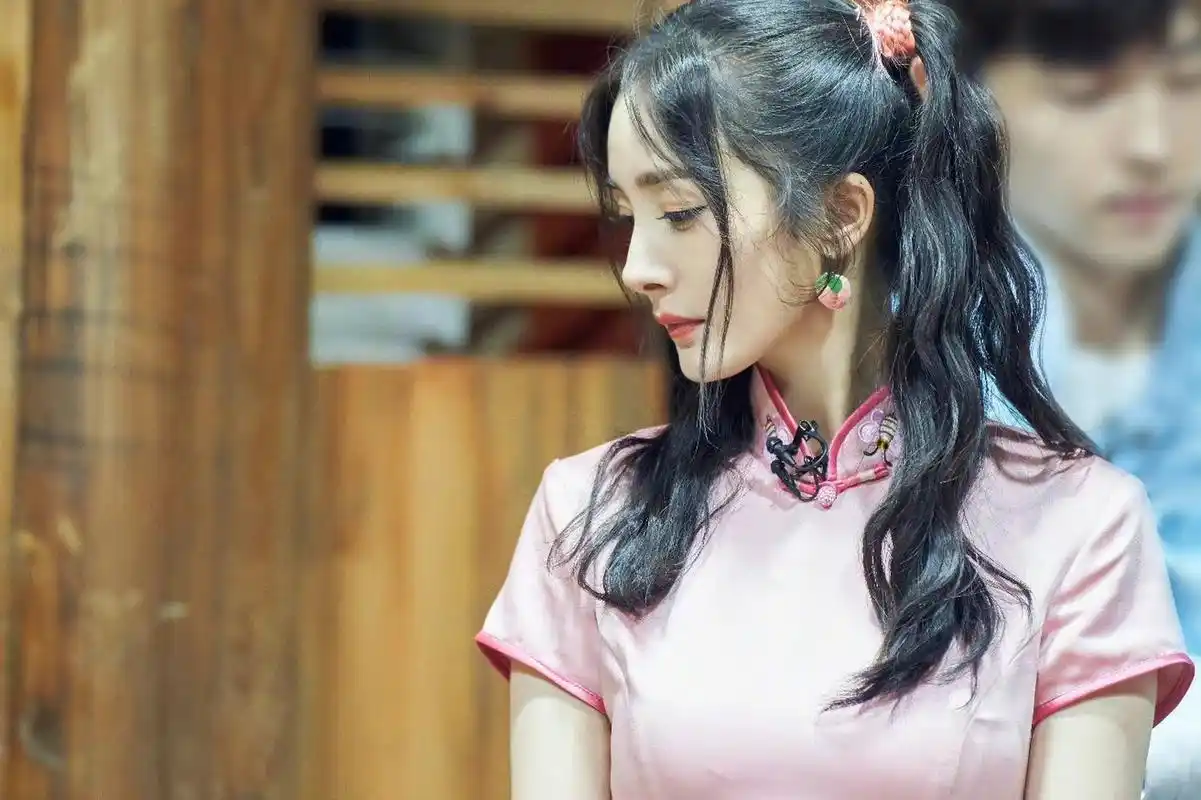 杨幂,粉色旗袍双马尾,又美又媚