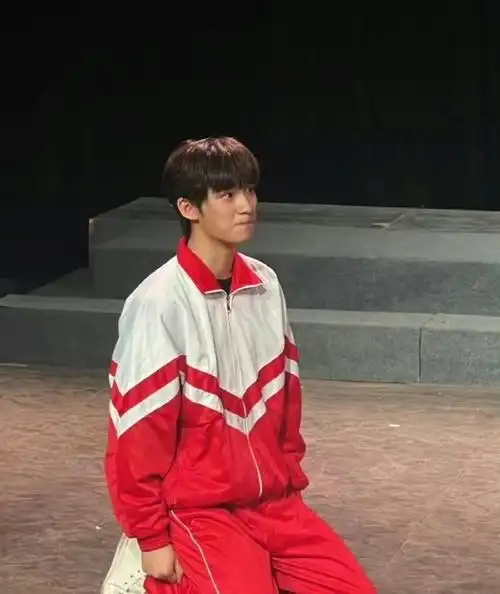 丁程鑫哭戏饭拍#丁程鑫北电期中汇报表演身穿红色校服,跪在地上押含