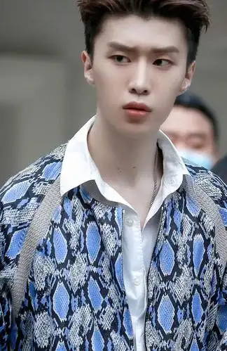 范丞丞最新下班生图:大背头配花衬衫,满满混搭帅气风!