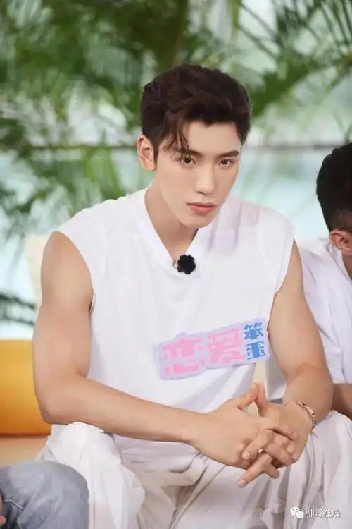 186长腿薄肌男星为收视率秀肌肉这奶白小腹肌看起来嘎嘣脆