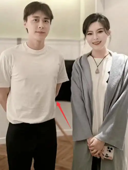 36岁李易峰近况曝光,搂抱美女疑有新恋情,女方高调表白疑官宣_女生