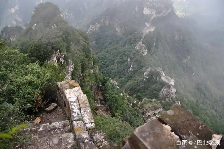 箭扣长城位于北京怀柔区西北的八道河乡境内.