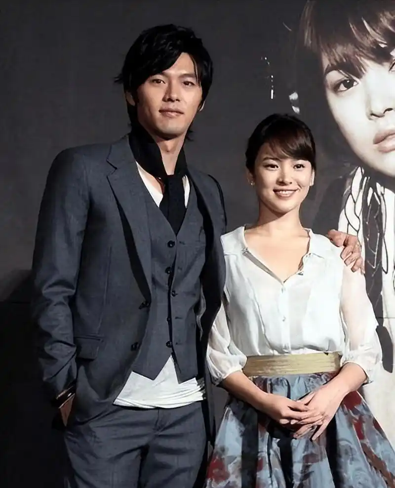 玄彬和宋慧乔这对昔日的神仙眷侣,如今一个已喜当爹,一个却还是孑然一