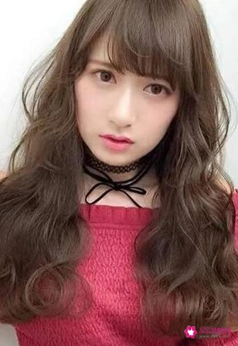 通过刘海调整脸的长度,通过发型的轮廓宽窄修饰脸型的圆润度,脸型就不