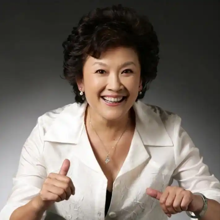 回顾宋春丽因拍戏不生育与丈夫丁克40多年61岁才当上妈妈