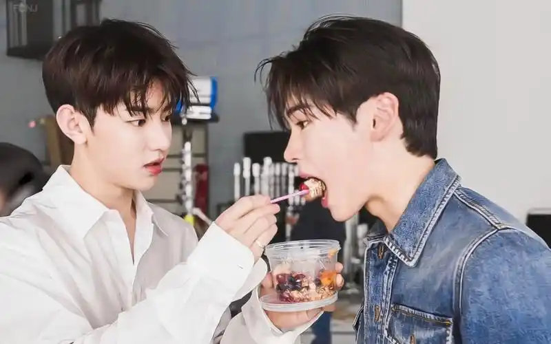 "你们有没有那种公共场合喜欢互相喂饭的情侣朋友"