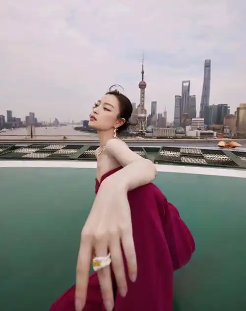 被倪妮的红毯造型惊艳到了,银色斜肩礼服,又美又飒的气质美女_时尚