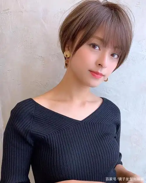 短发,基本上一个月左右就需要修剪一次,因为时间一长整个发型的重心