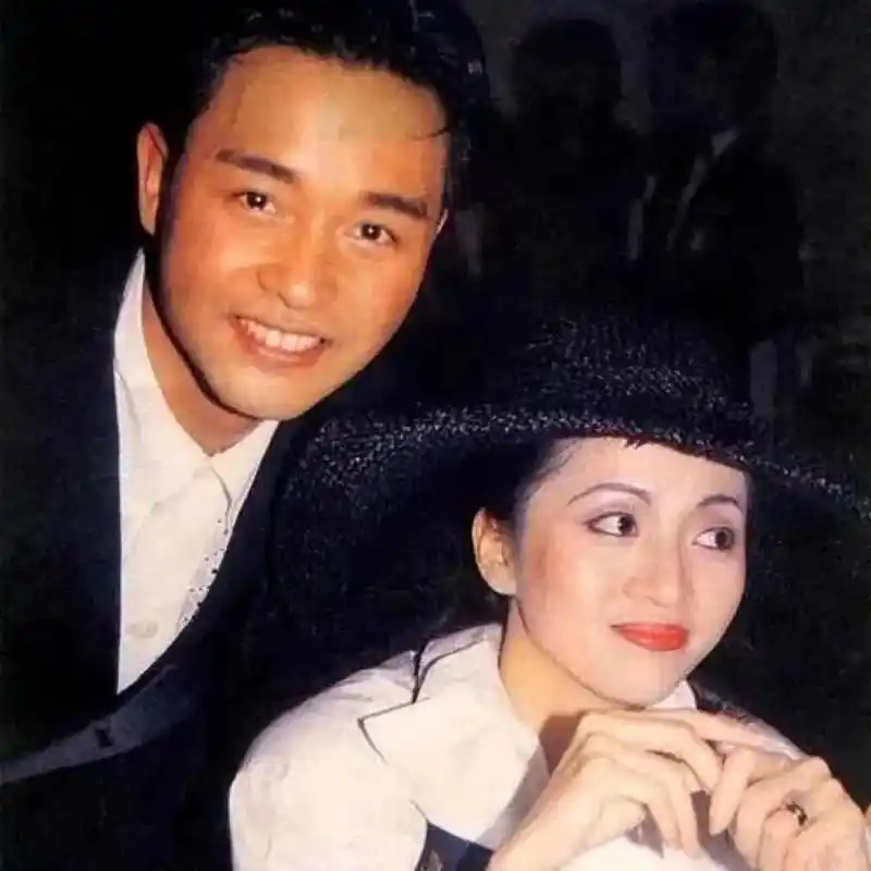 挥一挥手二十年.#风华绝代 #张国荣leslie #梅艳芳  - 抖音