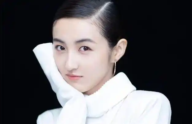 张子枫不再是小姑娘,一袭薄荷绿蛋糕裙出席活动,落落大方又优雅