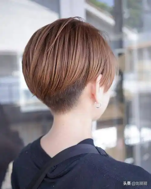 两侧掏空搭配推后脖短发,时尚有型还有回头率,夏季你值得拥有_发型