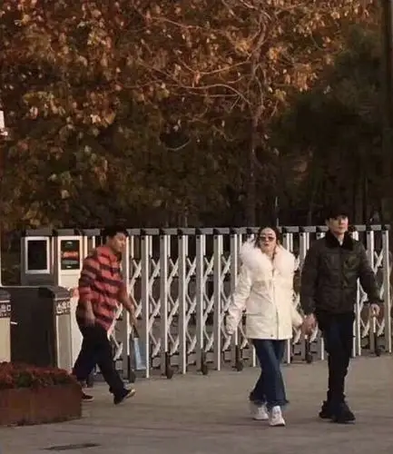 赵丽颖和冯绍峰的身影就高频地让网友遇到,或在三里屯逛街,或是