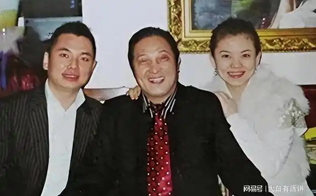 大师王林为众多女星床上开光用酒在女星身上画符场面炸裂