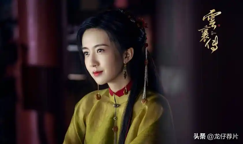 许龄月想必大家也不陌生,凭借《左耳》中青春傲娇的校花蒋皎而崭露头