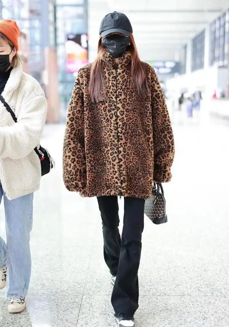 孙怡机场街拍 豹纹毛绒外套 喇叭裤 goyard包袋轻松休闲