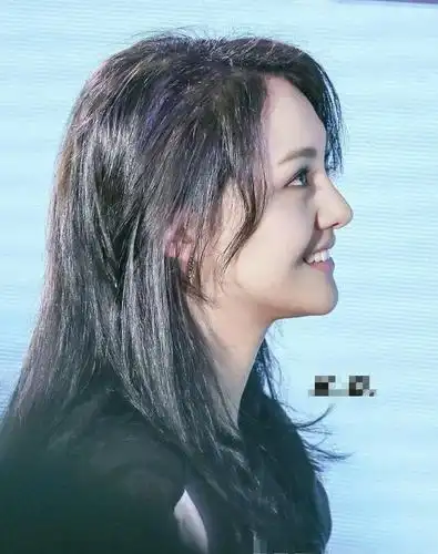 郑爽和古力娜扎,同样秀侧脸,两人颜值差别好大!