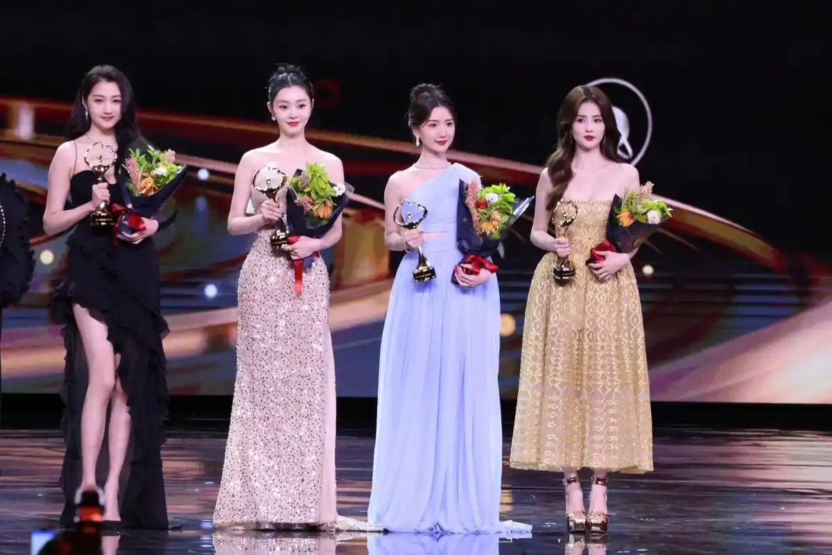 这站位是按身高站的吗[捂脸]?#我们都爱聊八卦