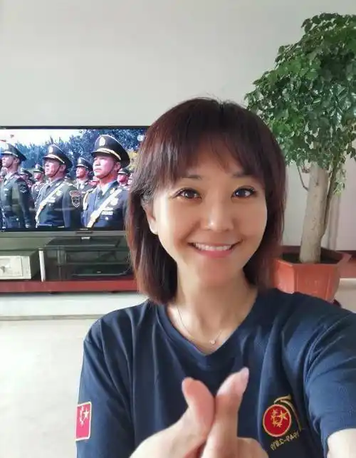 河北台一姐方琼晒青涩旧照,单眼皮变化大,嫁高管老公生活幸福_状态